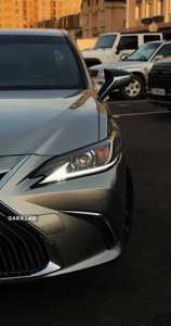 Lexus ES 2022 — 商家原始实拍，保留原分辨率与水印。已核对视角：前侧细节、车尾细节、后侧、驾驶舱、中控内饰、座椅。原条目暂缺：完整侧面，待商家提供同车原图。仅采用可核对为银色车身、棕色内饰的照片。