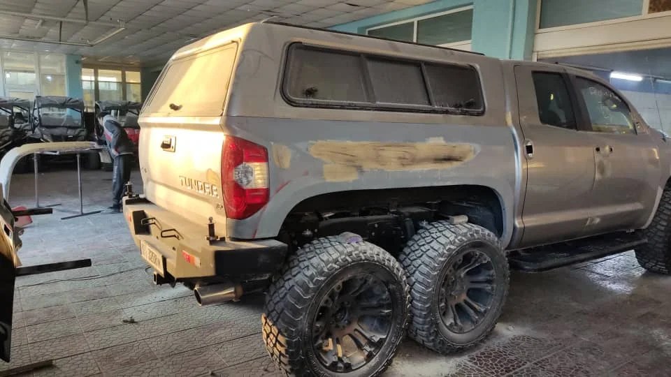 Toyota Tundra 六轮越野车在改装车间的实拍